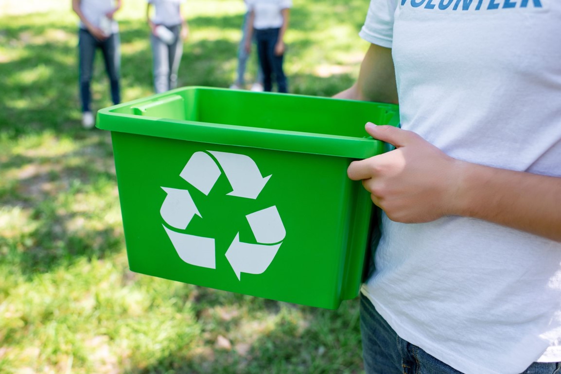 Groene bak met recycle logo