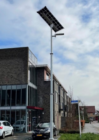 Nieuwe lantaarnpalen op zonne-energie (solar) langs de Bloemendaalseweg