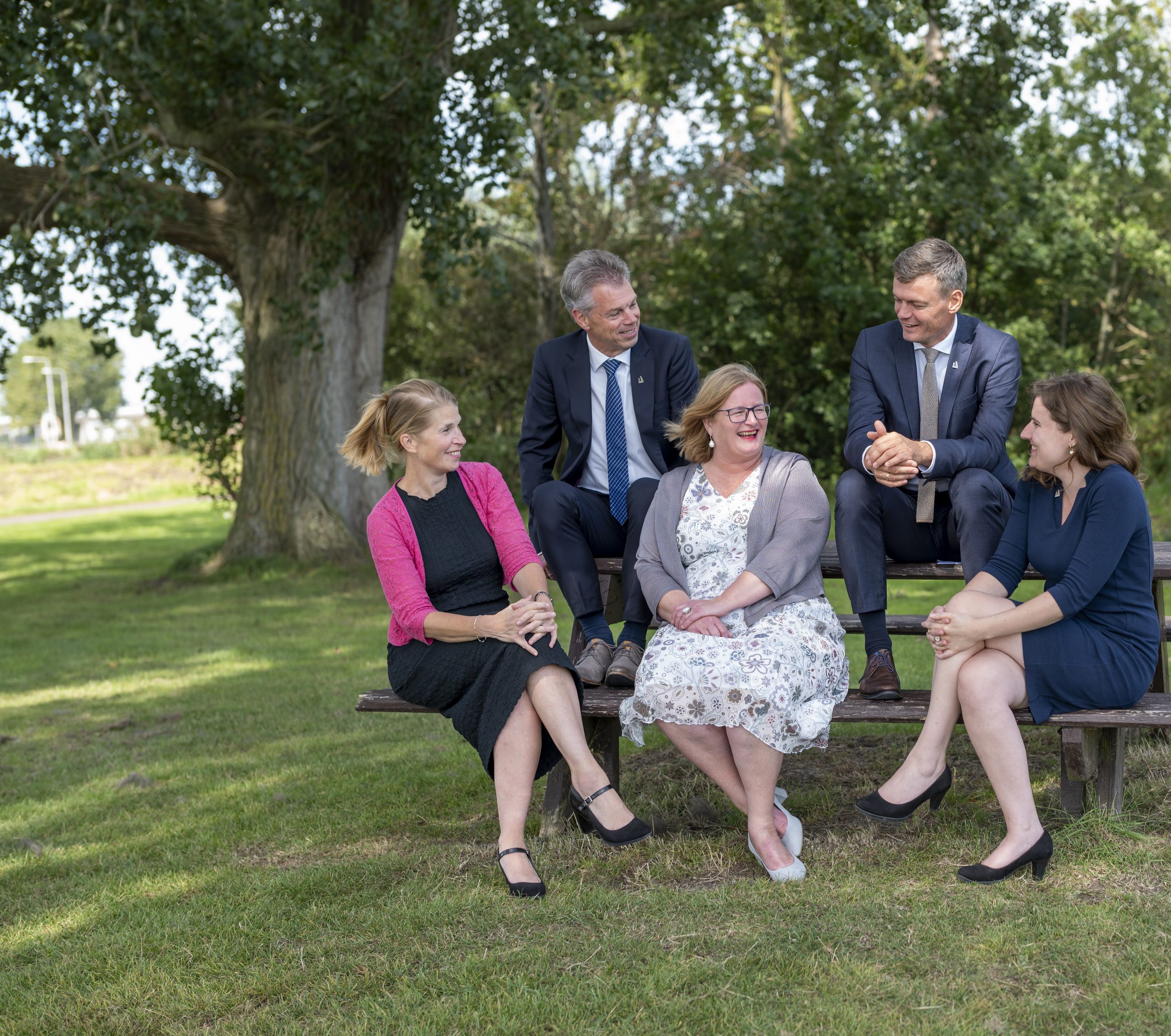 College van burgemeester en wethouders van Waddinxveen in bos zitten op picknickbank september 2023