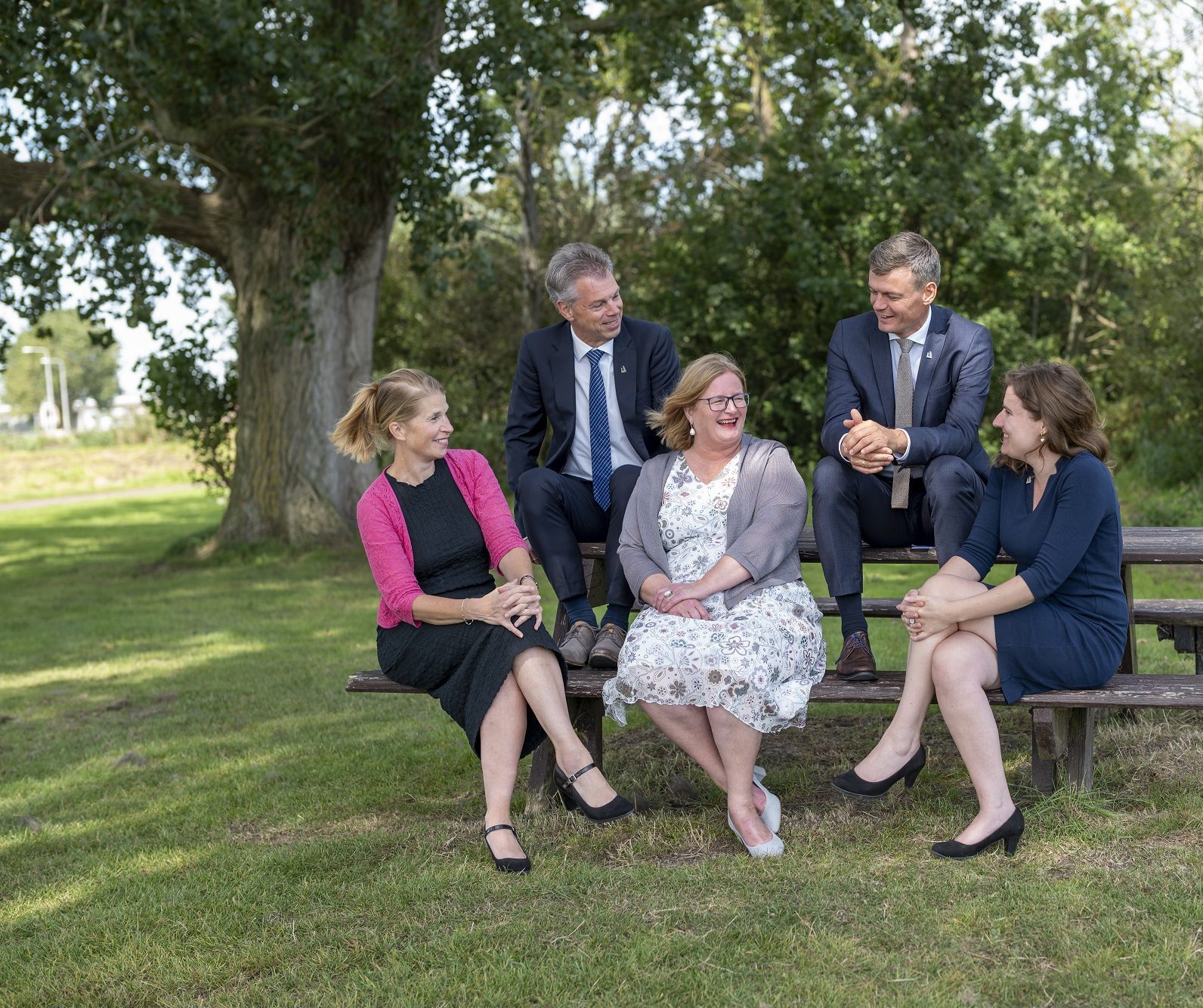 College van burgemeester en wethouders van Waddinxveen in Gouwebos zitten op een picknickbank september 2023
