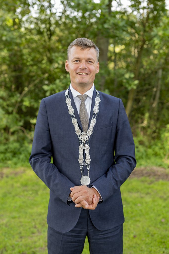 Burgemeester Evert Jan Nieuwenhuis met ambtsketen in bos september 2023