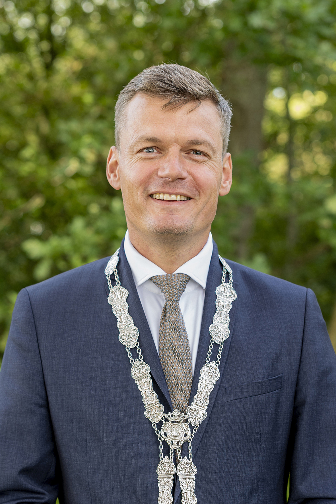 Burgemeester Evert Jan Nieuwenhuis met ambtsketen pasfoto