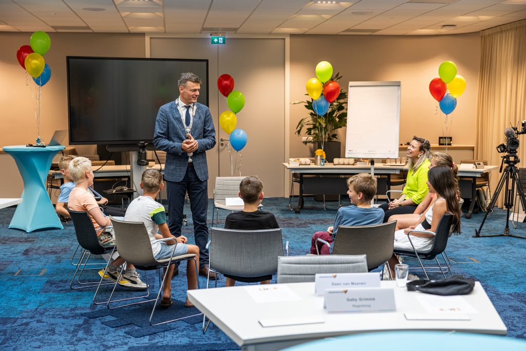 burgemeester en kinderen van kindercomité 2023 in raaadzaal