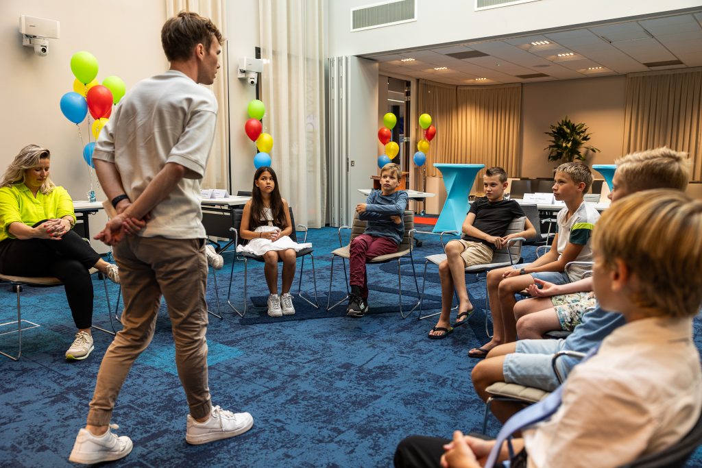 kinderen van kindercomité in raadzaal