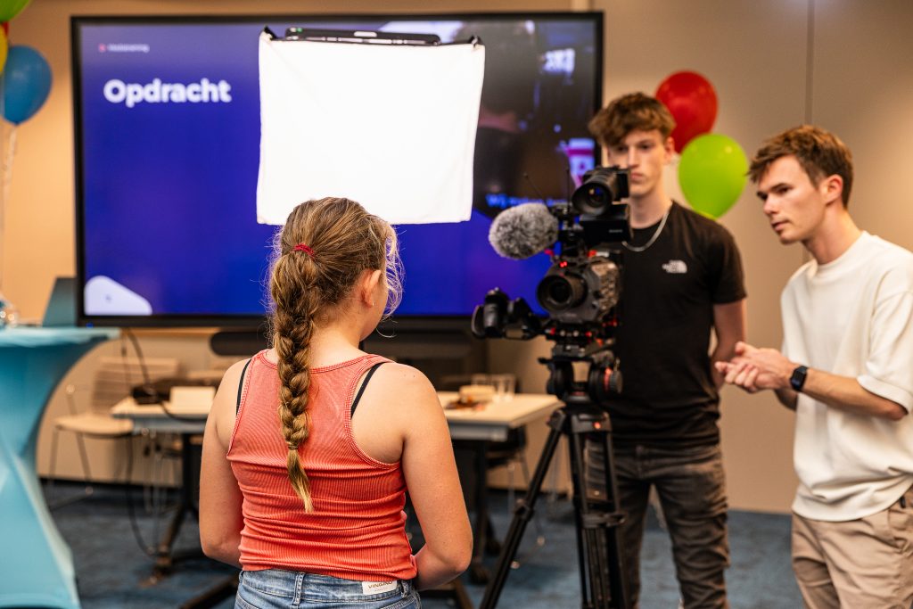 meisje wordt geïnterviewd met camera