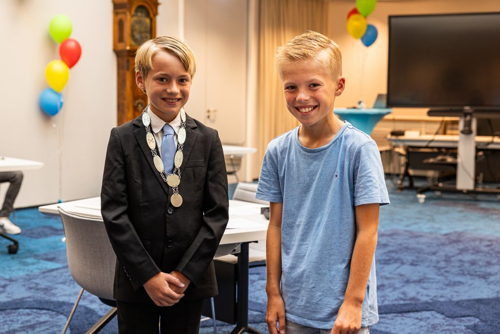 2 jongens glimlachen