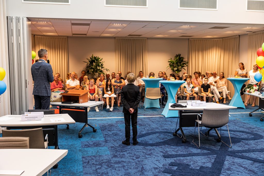 Mensen in raadzaal gemeentehuis