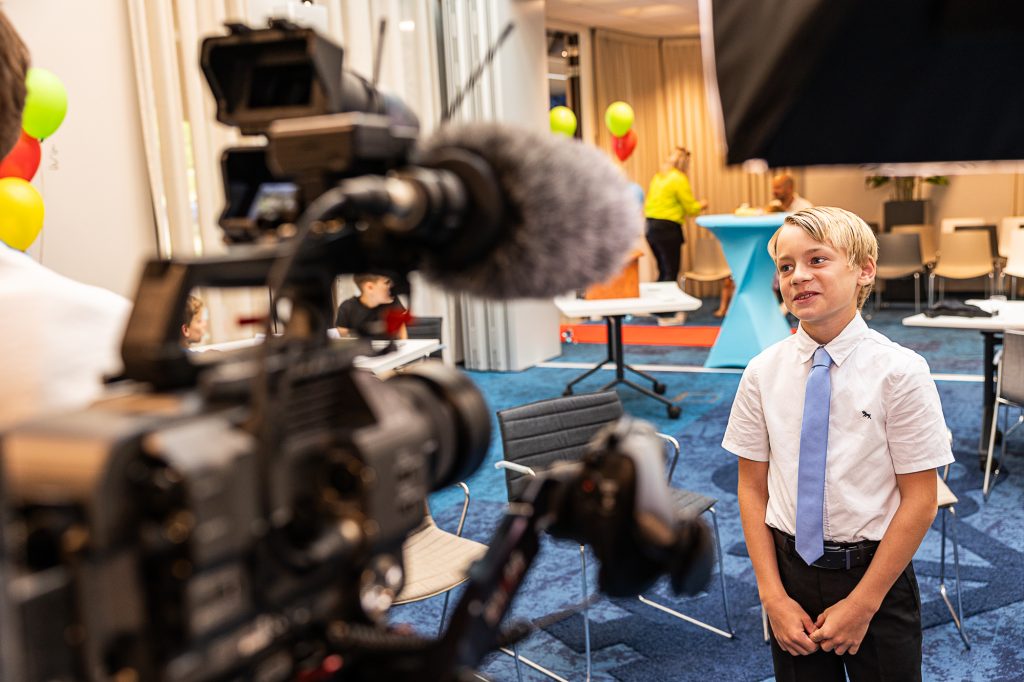 jongen glimlachend voor camera