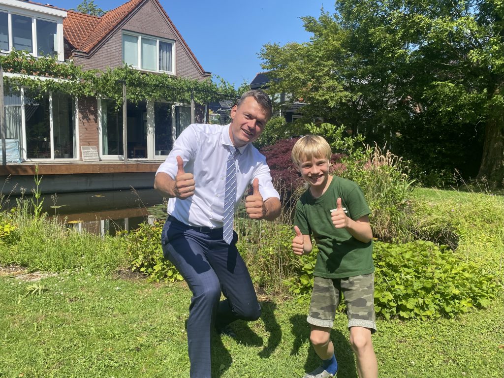 Burgemeester Evert jan Nieuwenhuis en kinderburgemeester Mathijs Verbaas steken duimen omhoog