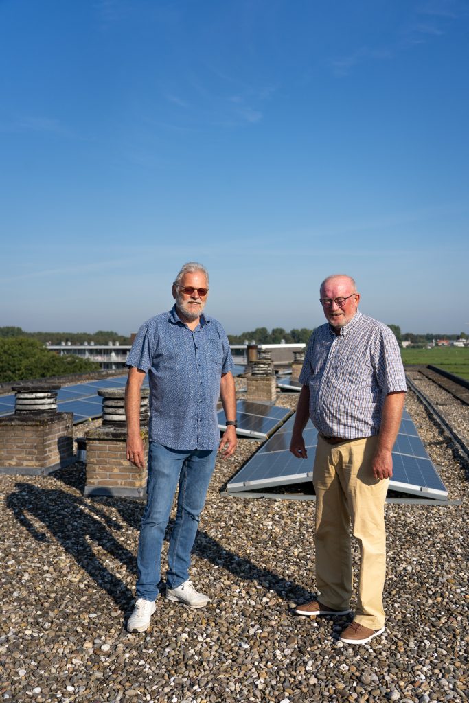 2 mannen op dak met zonnepanelen