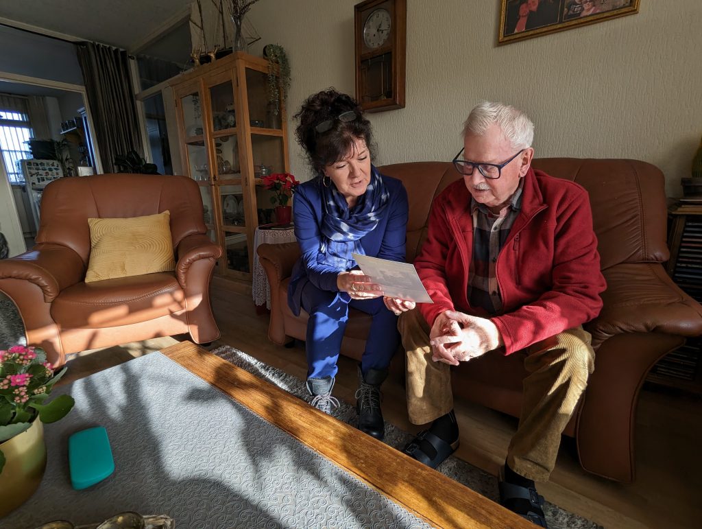 man en vrouw zitten op bank