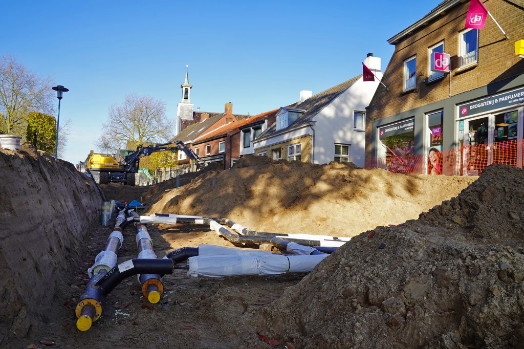 rioolbuizen liggen in de afgegraven grond 