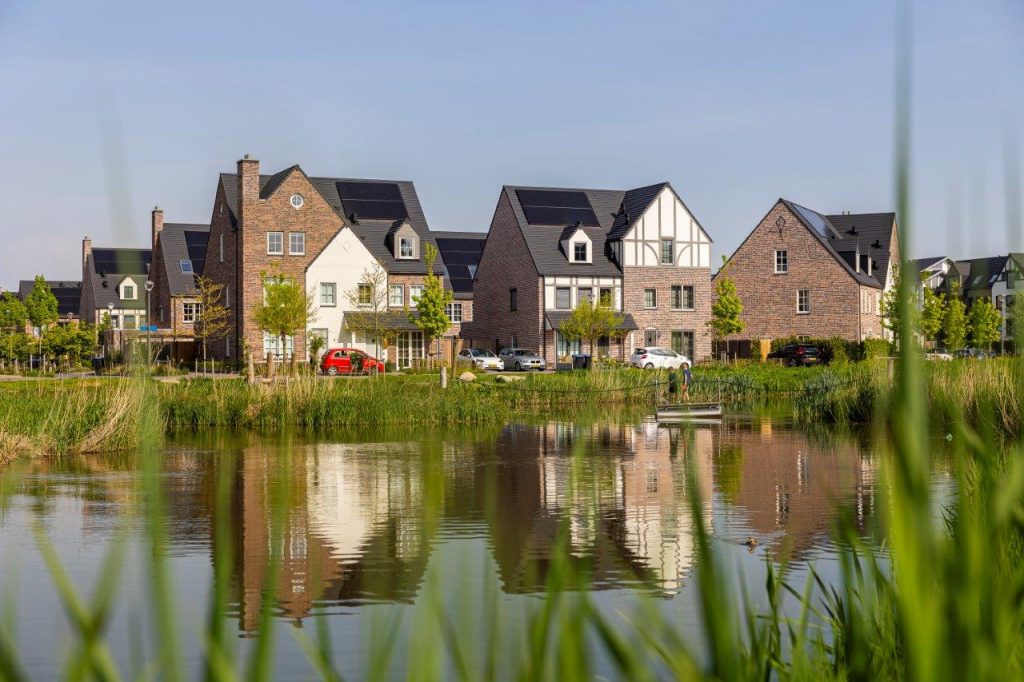 appartementen in wijk Parkrijk Triangel liggen aan water en hebben verschillende hoogtes in de bouw en daardoor verschillend uiterlijk