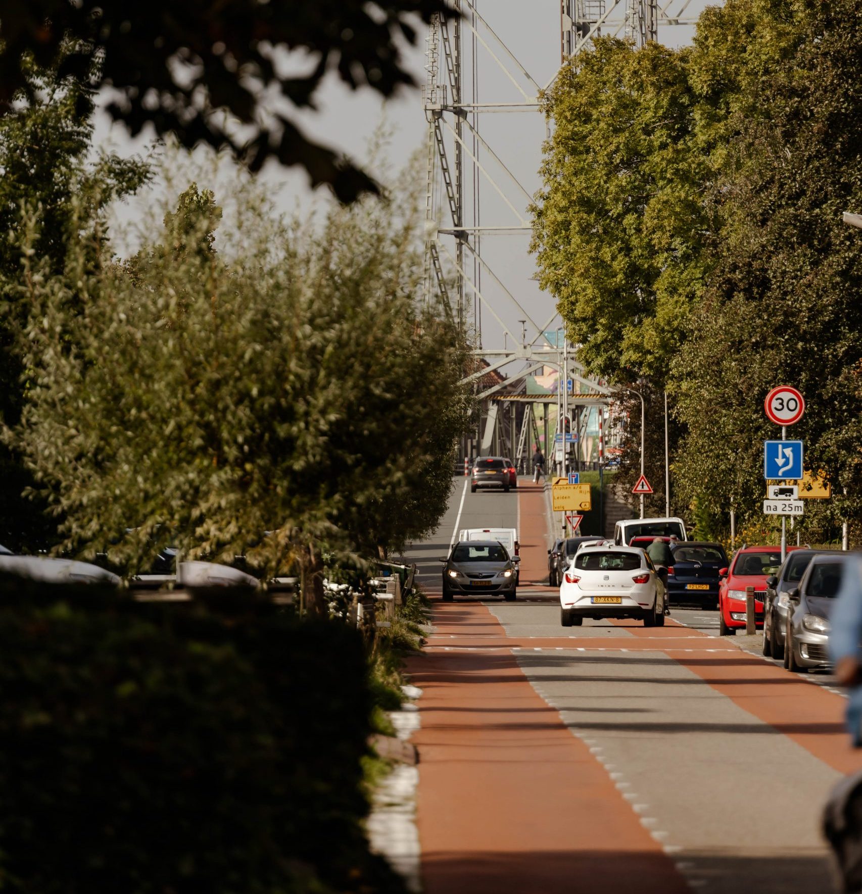 brugweg met hefbrug en autos en fietsers