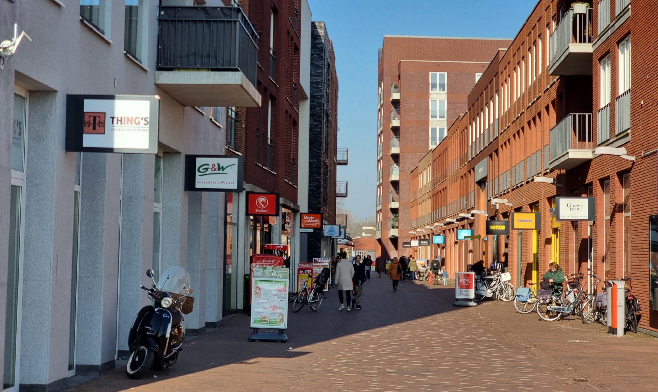 straat in het winkelcentrum met aan beiden kanten winkel en appartementen