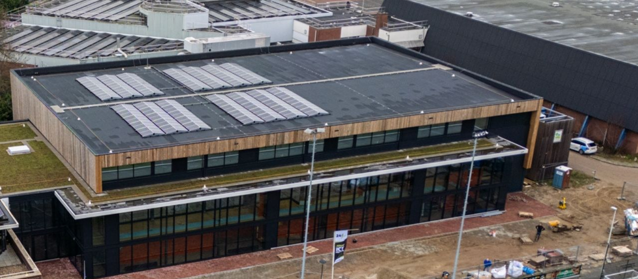 Gouwehal waar zonnepanelen op het dak liggen en ook een stuk sedumdak romdom de Gouwehal
