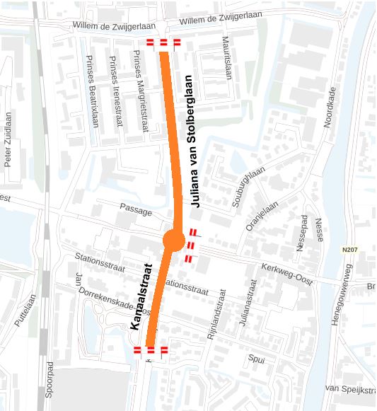 Op de plattegrond zijn de Kanaalstraat en de Juliana van Stolberglaan met een dikke oranje lijn gekleurd. De afsluiting van de Juliana van Stolberglaan begint bij de stoplichten van het KW Plein en loopt tot de rotonde bij de Passage. De afsluiting van de Kanaalstraat begint komend vanaf de Kanaaldijk ná de Schielandweg en loopt tot aan de rotonde bij de Passage.