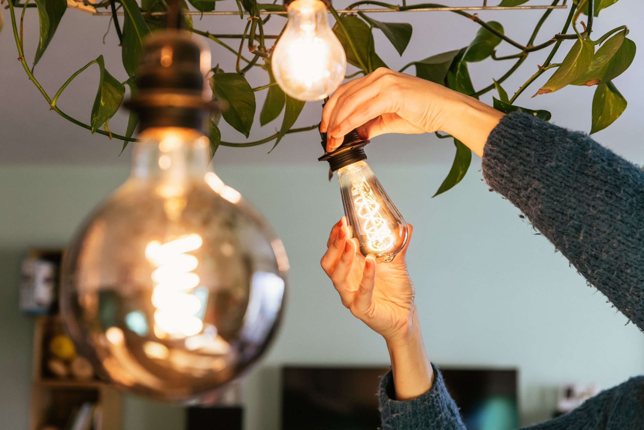 vrouw draait ledlamp vast in fitting