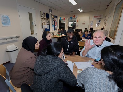 mensen aan tafel in gesprek