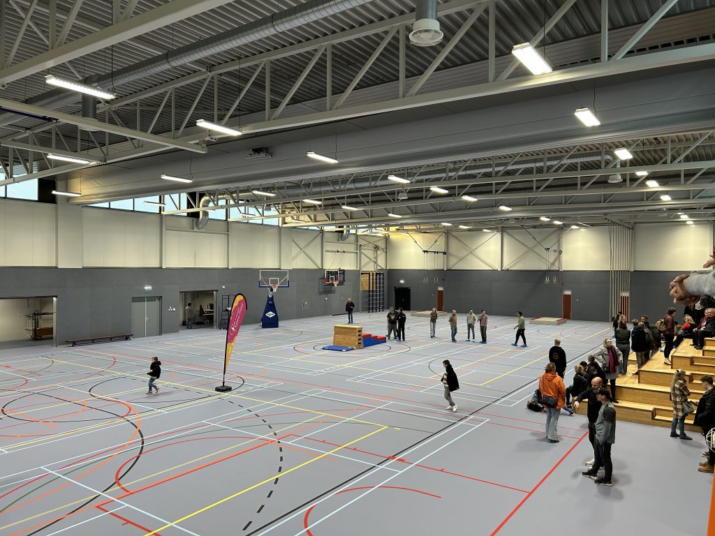 gouwehal, grijze vloer met tribune