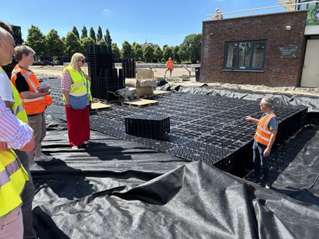 waterbassin van kisten onder hockeyveld