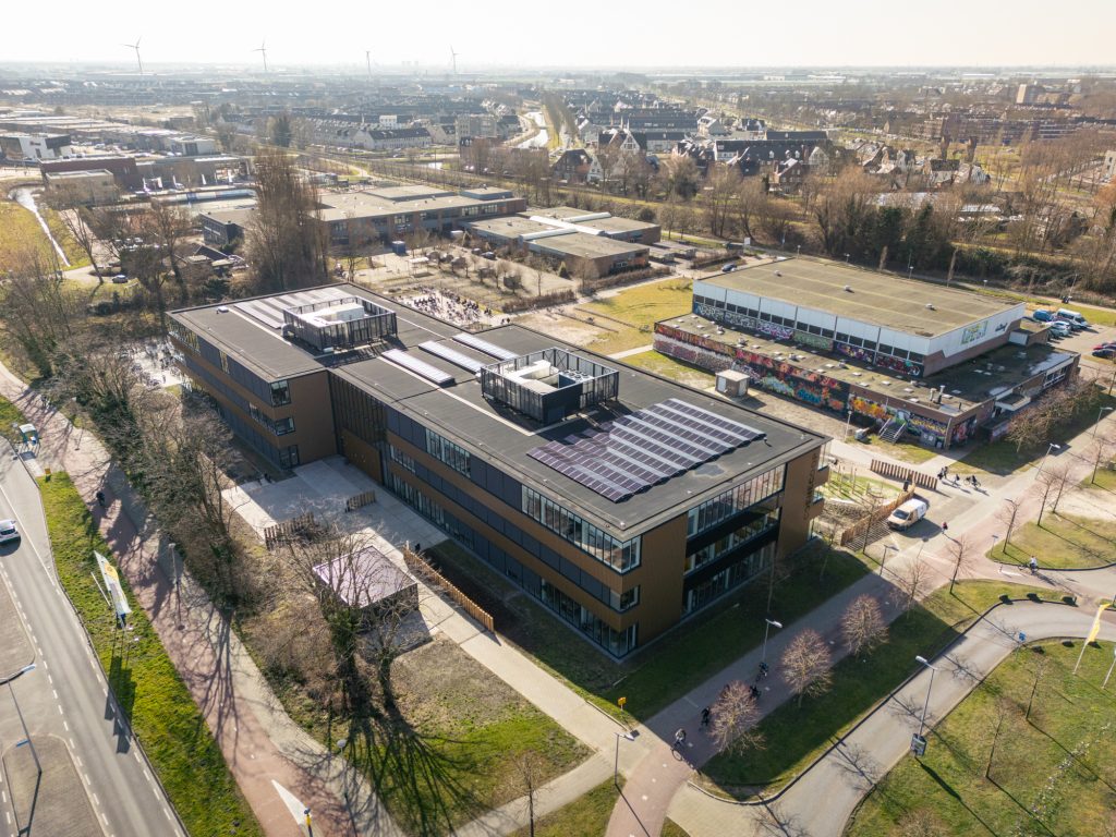 het Coenecoop College is een schoolgebouw met wegen en groen