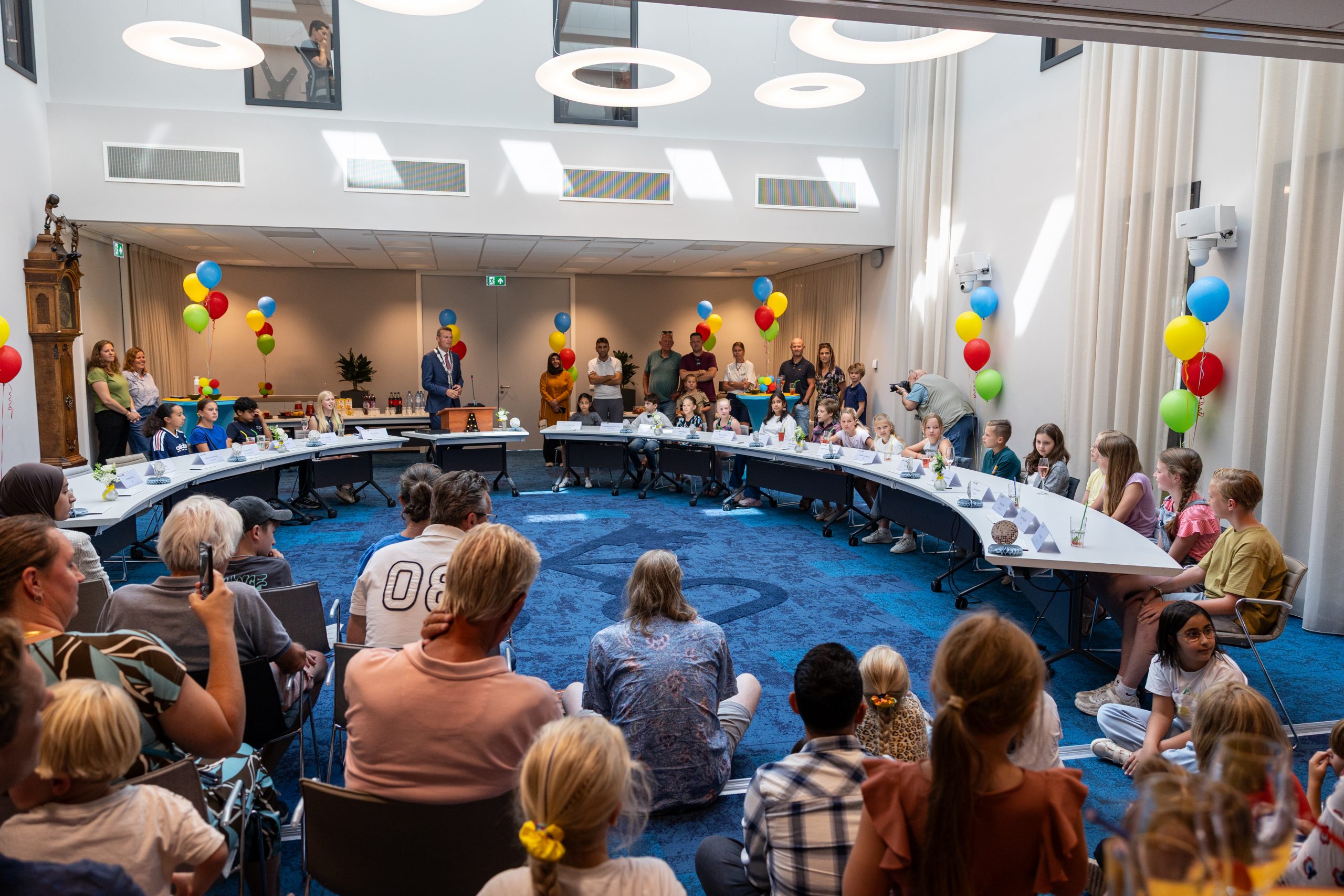 groep mensen in raadzaal