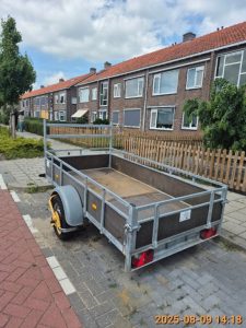 De aanhangwagen zonder kenteken staan aan de Sniepweg, vlakbij nummer 36. 