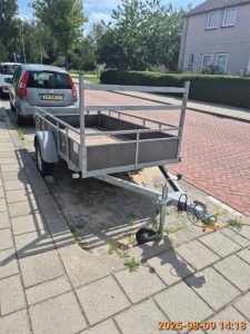 De aanhangwagen zonder kenteken staan aan de Sniepweg, vlakbij nummer 36. 