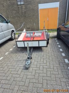 De verwaarloosde aanhanger met kenteken XS-FD-16 aan de Van Maerlantstraat, vlakbij nummer 26.