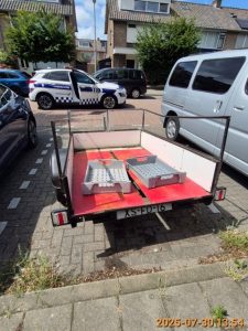 De verwaarloosde aanhanger met kenteken XS-FD-16 aan de Van Maerlantstraat, vlakbij nummer 26. 