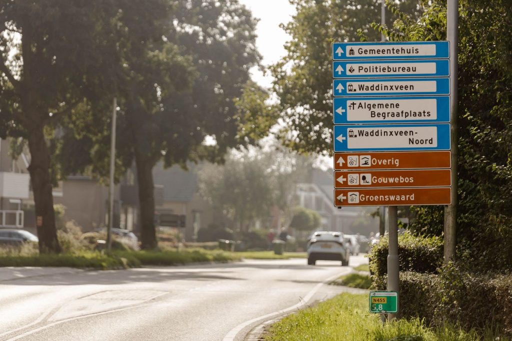 Bewegwijzeringsborden aan het Noordeinde in Waddinxveen.