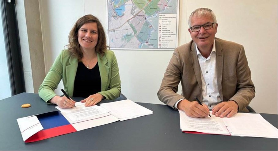 Wethouders F. Vleij (Waddinxveen) en D. de Haas (Zuidplas) zetten op 21 mei 2024 hun handtekening onder de intentieovereenkomst.