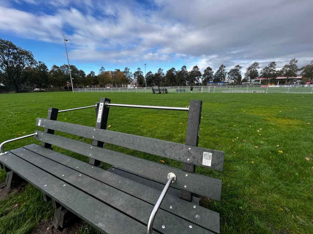 De QR Fit-bank tussen de velden van Voetbalvereniging ASW en Korfbal vereniging Korbis.