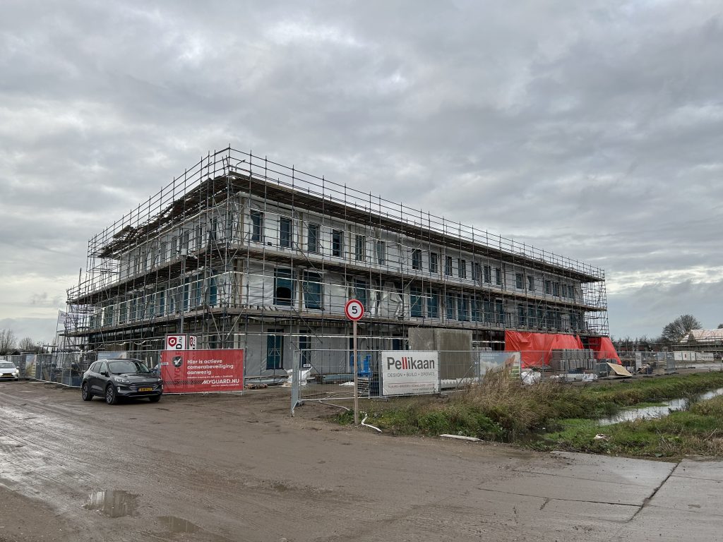 Het schoolgebouw voor CBS TOV in aanbouw aan in ParK Vredenburgh in december 2025.