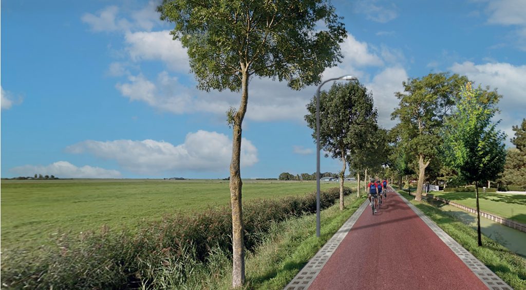 Een smalle weg met roodbruin asfalt en bermkanttegels, waarop wielrenners rijden.