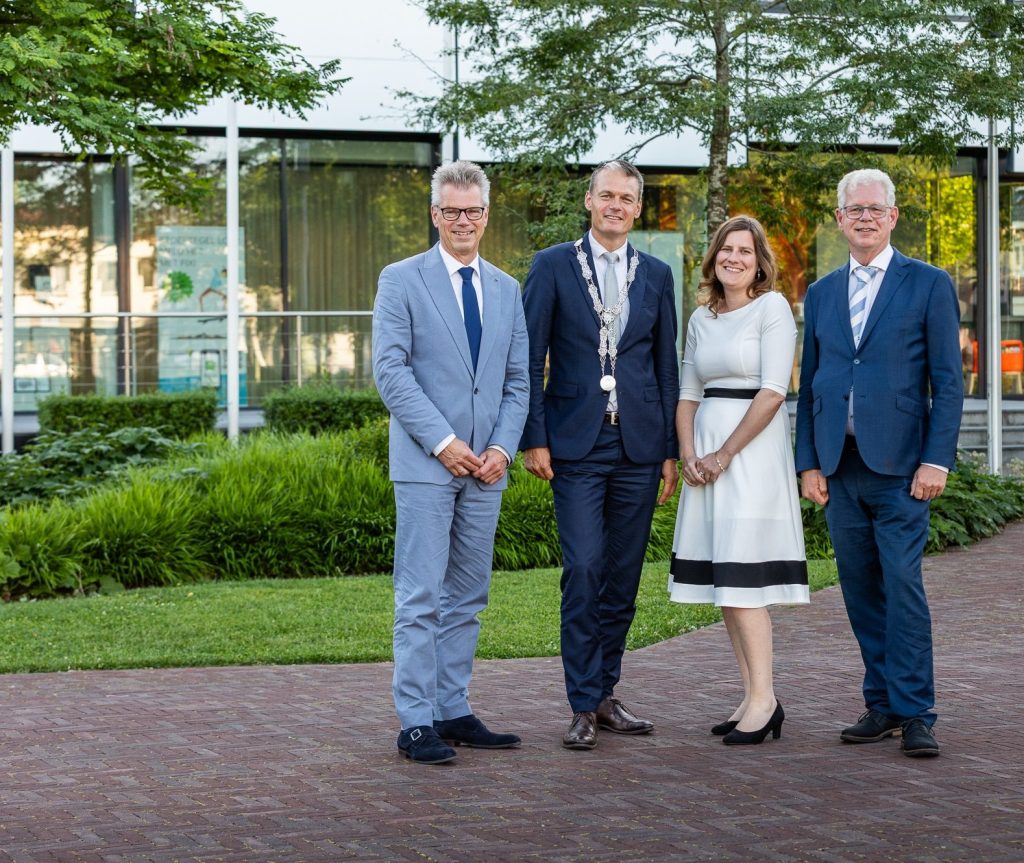 v.l.n.r. wethouder Albert Kerssies (PCW), burgemeester Evert Jan Nieuwenhuis, wethouder Femke Vleij (VVD) en wethouder Dirk-Jan Knol (CDA).